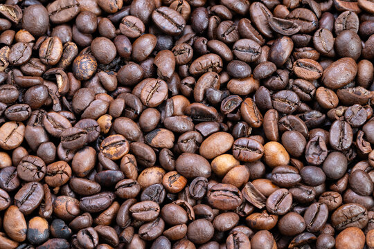 Striking portrayal that highlights boldness and energy of roasted beans, Vivid and impactful image emphasizing strength and vitality of dark roasted coffee beans