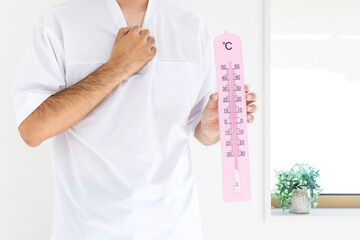 大きな温度計を持つ男性（日本人、顔無し、30代）_夏