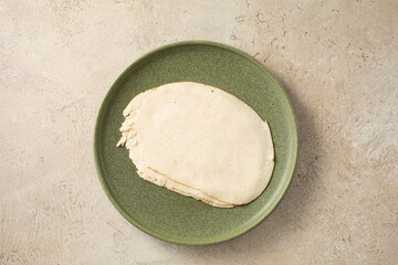 A top down view of a plate of chicken breast deli slices. © DAVID