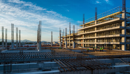 都市部で進行する大規模建設現場
