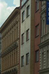 Obraz premium A captivating view showcasing the blend of historic and contemporary architecture in an urban setting, highlighting unique design elements and textures.