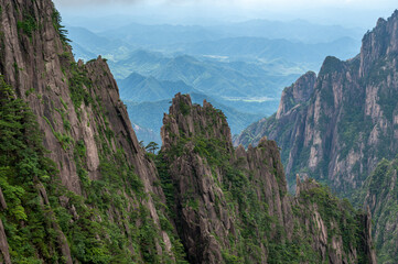 Obraz premium Beautiful view on the trail of Mount Huangshan, gorgeous rocks and strange pine in the mountain, in Anhui Province, China.