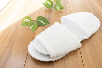 床に置いた使い捨てのスリッパ_ホテルのアメニティ