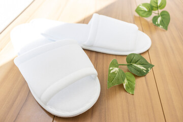 床に置いた使い捨てのスリッパ_ホテルのアメニティ