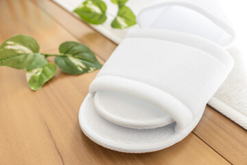 床に置いた使い捨てのスリッパ_ホテルのアメニティ