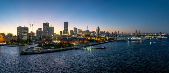 Obraz premium Night view of the modern skyline of the waterfront Minatomirai district of Yokohama, Honshu, Japan