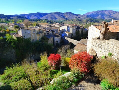Vue sur le village de Jaujac, France