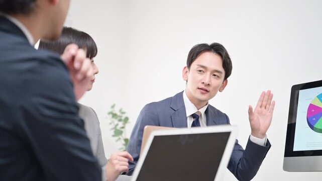 会議室でミーティングするビジネスマン 企画の説明をする男性　グラフを見てコンサルや経営戦略などのイメージの動画