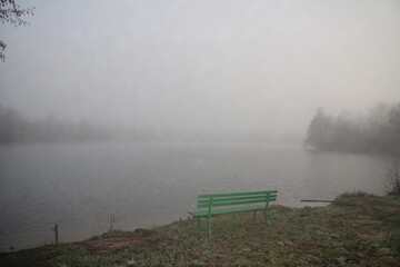 Bank im Nebel