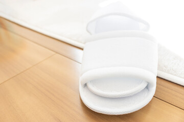 床に置いた使い捨てのスリッパ_ホテルのアメニティ