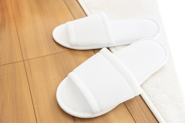 床に置いた使い捨てのスリッパ_ホテルのアメニティ