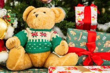 クリスマスイメージ、クマのぬいぐるみとプレゼント箱