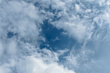 Obraz premium Blue Sky with Soft White Clouds Under Natural Daylight – High-Resolution Cloudscape Background for Nature, Weather, and Sky Photography