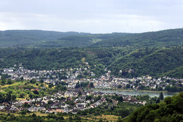 Aussicht auf den Rhein im Mittelrheintal sowie auf die Orte Filsen (l.) und Boppard (r.) vom Premiumwanderweg Traumpfad Rheingoldbogen. 
