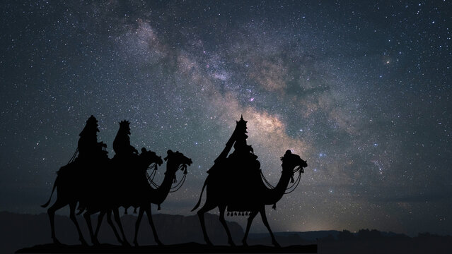 Los Tres Reyes Magos siguiendo la Estrella de Bel&eacute;n &mdash; Melchor, Gaspar y Baltasar cruzando el desierto en la noche estrellada, montados en camellos y guiados por la luz celestial.	