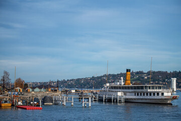 Fototapeta premium Bateau à vapeur amarré dans la rade de Genève
