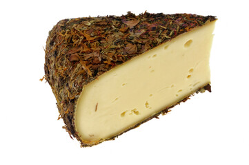 Morceau de Tomme aux fleurs fran&ccedil;ais en gros plan isol&eacute; sur fond blanc