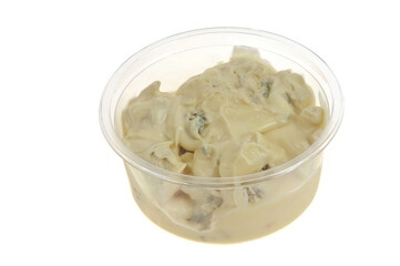 Gorgonzola cr&eacute;meux en barquette plastique en gros plan isol&eacute; sur fond blanc