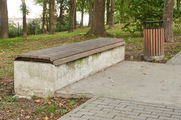 An empty bench on an autumn day in the park