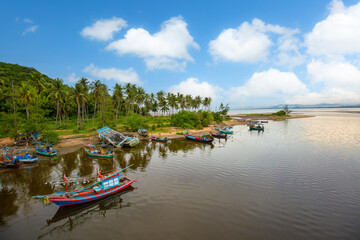 Obraz premium Mangrove forest landscapes and shallow-water fishing ports in Prachuap Khiri Khan Province, Thailand: Concepts for coastal tourism and environmental conservation.
