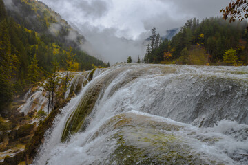 Fototapeta premium Pearl Shoal Waterfall is the most beautiful and widest waterfall in Jiuzhaigou National Park, Sichuan characterized by its cascading limestone formations resembling a Chinese fan