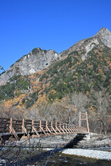 秋の上高地　明神橋　