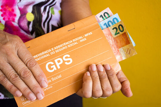 Guia de pagamento da previd&ecirc;ncia Social GPS brasileiro com idosa segurando c&eacute;dulas de dinheiro real