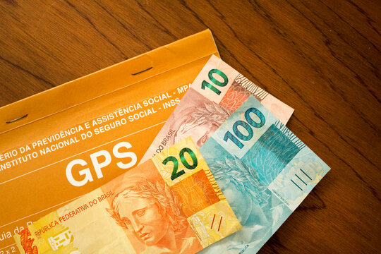 Guia de pagamento da previd&ecirc;ncia Social GPS brasileiro com idosa segurando c&eacute;dulas de dinheiro real