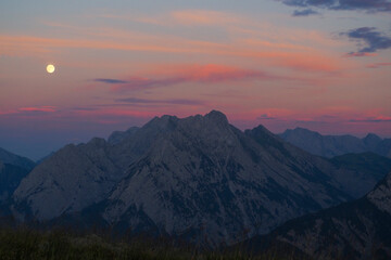 Obraz premium Spectacular sunset over the Karwendel mountains, with glowing peaks and dramatic alpine light.