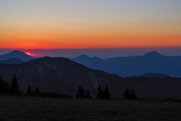 Obraz premium Spectacular sunset over the Karwendel mountains, with glowing peaks and dramatic alpine light.
