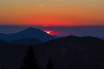 Fototapeta premium Spectacular sunset over the Karwendel mountains, with glowing peaks and dramatic alpine light.