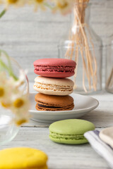 お皿の上に積み上げたマカロン
