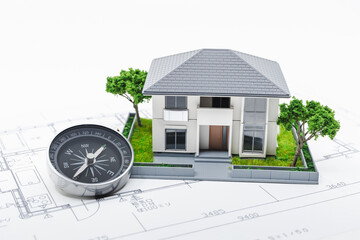 家の模型と方位磁石　家相　風水　白背景