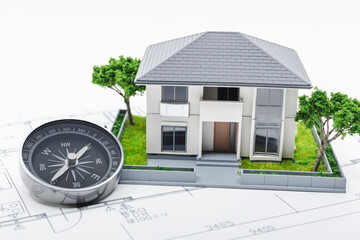家の模型と方位磁石　家相　風水　白背景
