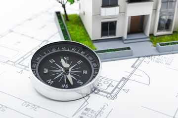 家の模型と方位磁石　家相　風水　白背景