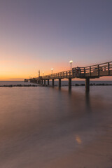 Fototapeta premium Seebrücke in Wustrow an der Ostsee zum Sonnenuntergang