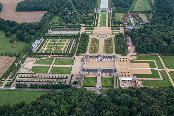 vue a&eacute;rienne du ch&acirc;teau de Champ-de-Bataille dans l'Eure en France