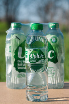 bouteilles d'eau de 50 cl de la marque Volvic appartenant au groupe Danone, France	