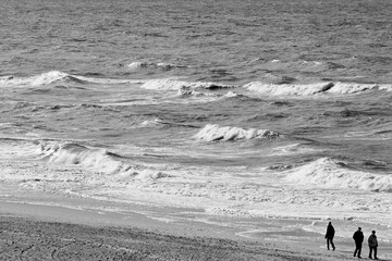 Spaziergang am Strand, Sylt,
schwarz/wei&szlig;
Meer,
Wellen
Sand