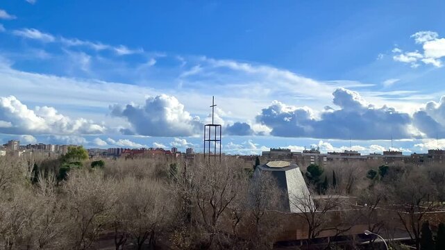 Cielo y nube de evoluci&oacute;n en movimiento acelerado y viento time lapse con remolino y corriente de aire 