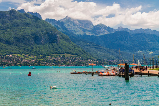 Lago de aguas turquesas de Annecy con monta&ntilde;as en un d&iacute;a tranquilo de verano