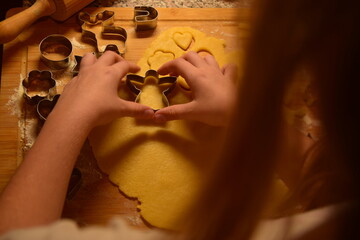 Dziecko robi ciastka, aniołek 