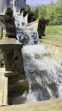 Close-up of a washing ramp with a trickle of fresh water running down it - Gros plan sur une rampe de lavage parcouru par un filet d'eau fraiche