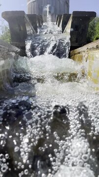 Close-up of a washing ramp with a trickle of fresh water running down it - Gros plan sur une rampe de lavage parcouru par un filet d'eau fraiche