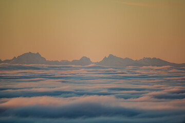 Berglandschaft Mit Wolken Und Sonnenaufgang