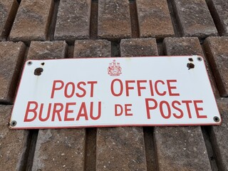 Old sign indicating a Canada Post office - Ancienne plaque indiquant un bureau de postes Canada