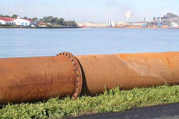 Large-diameter rusted metal pipe - conduite m&eacute;tallique rouill&eacute;e de grand diam&egrave;tre