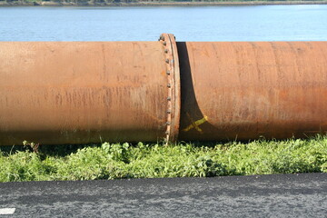connection between two large-diameter rusted metal pipes - jonction de deux conduites m&eacute;talliques rouill&eacute;es de grand diam&egrave;tre
