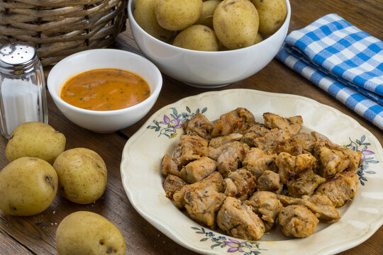 Carne fiesta t&iacute;pica de Canarias, con papas guisadas y mojo rojo