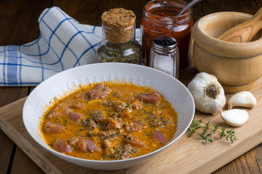 Carne de cerdo marin&aacute;ndose, para cocinar carne de fiesta t&iacute;pica de Canarias